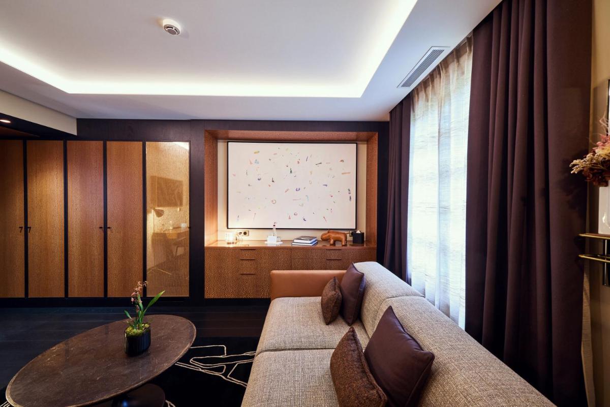 Image 2 of La Pyramide – Maison Henriroux