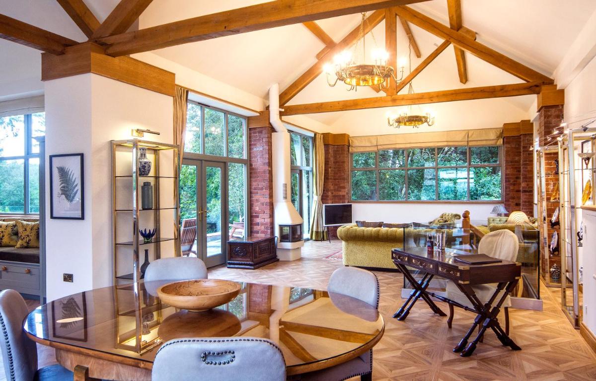 Image 4 of Palé Hall