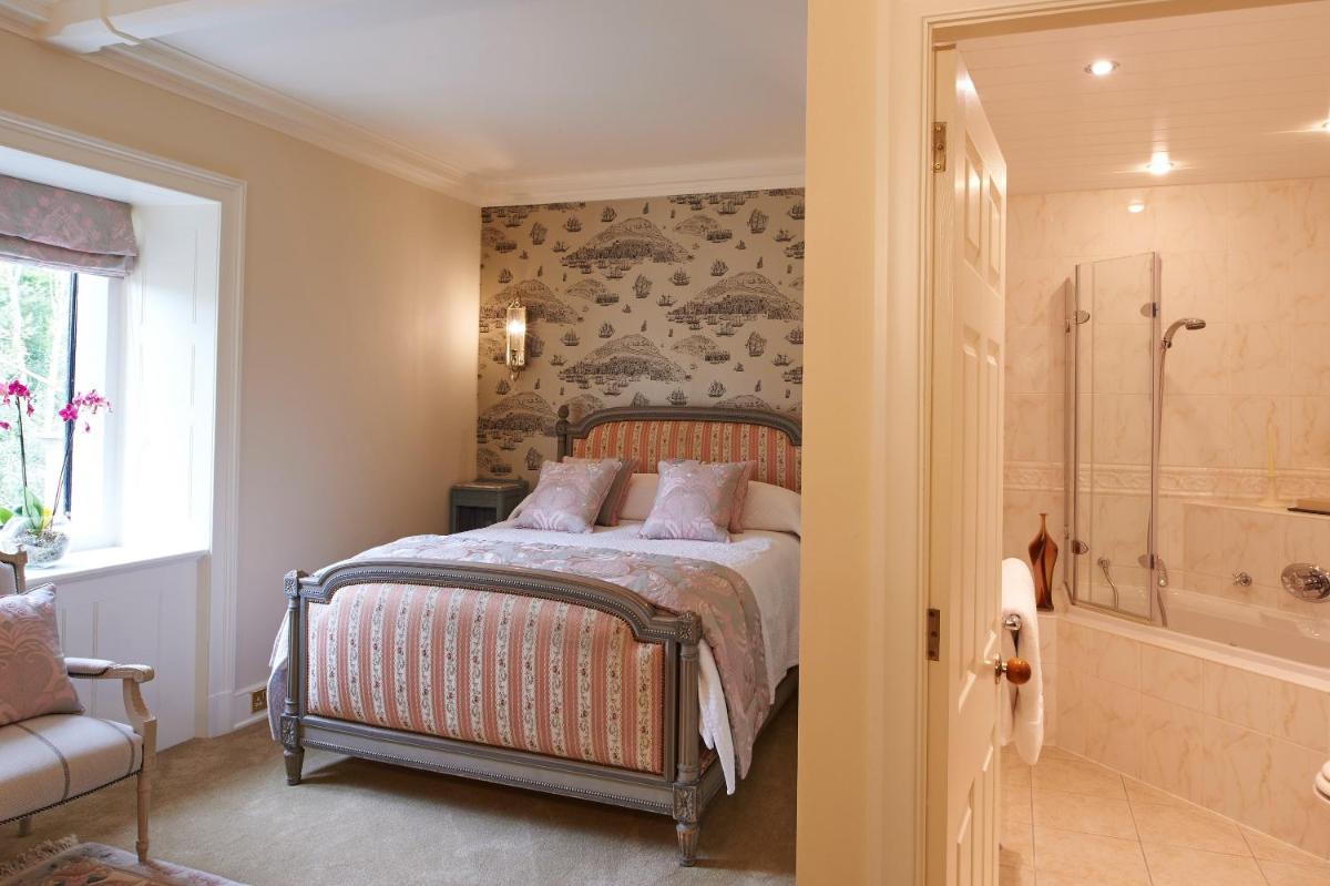 Image 3 of Palé Hall