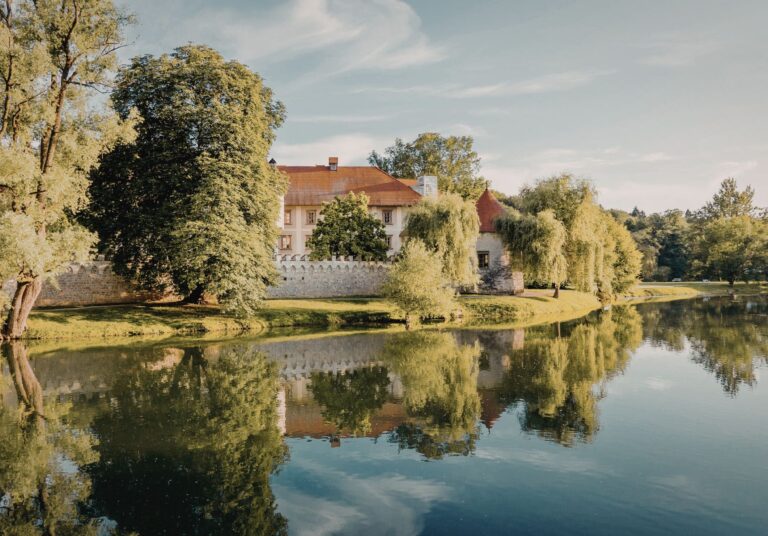 Mirror Stillness: Lakeside Hotels for Reflection and Calm
